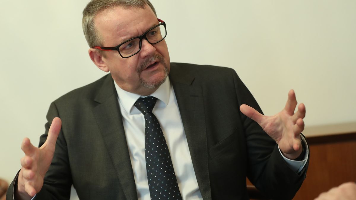 Exministr dopravy Dan Ťok si „procvičuje mozek“ na pražské ČVUT